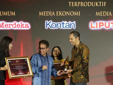 Pemimpin Redaksi Liputan6.com, Titis Widyatmoko (kanan) saat menerima penghargaan dari Otoritas Jasa Keuangan (OJK) untuk Kategori Media Online Terproduktif SubKategori Media Umum pada acara OJK Apresiasi Media Massa, Jakarta, Selasa (2/12/2025). Dalam rangka peringatan Hari Ulang Tahun (HUT) ke-14, Otoritas Jasa Keuangan (OJK) menggelar OJK Apresiasi Media Massa di Balai Kartini, Jakarta, Selasa (2/12/2025). (Liputan6.com/Helmi Fithriansyah)