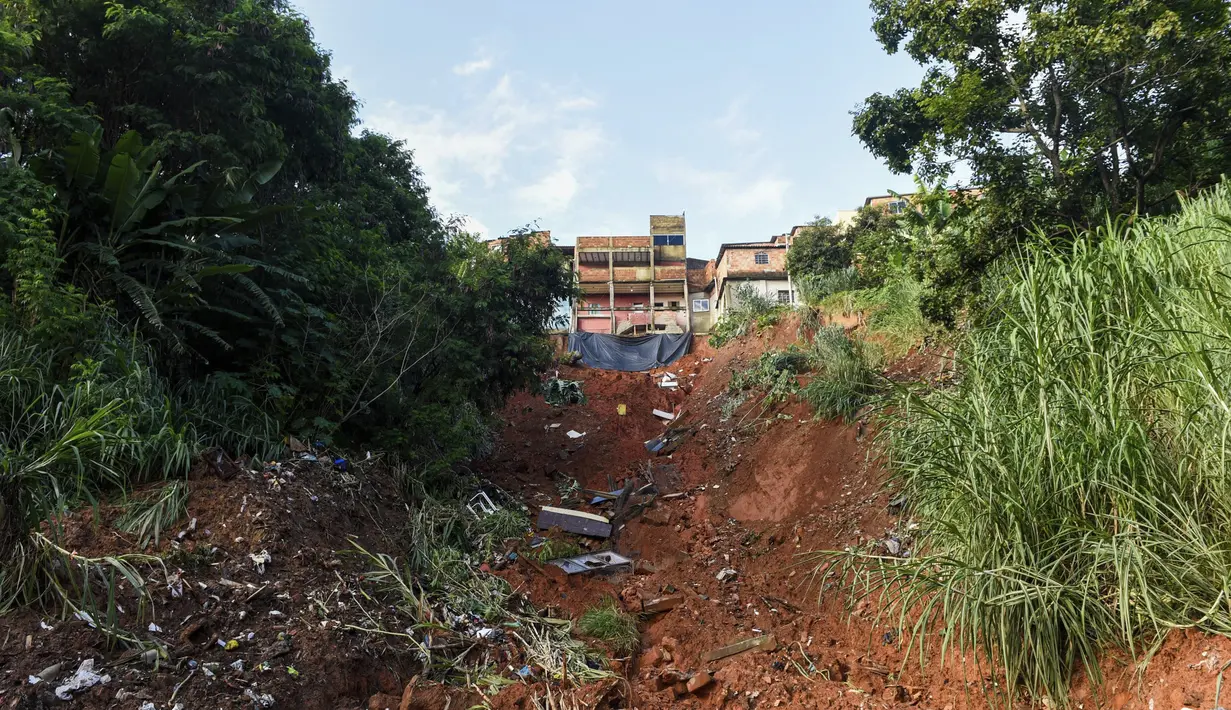 Puing-puing dari sebuah rumah yang hancur berserakan di lereng bukit setelah tanah longsor yang disebabkan hujan lebat di Belo Horizonte, Brasil (27/1/2020). Lebih dari 30.000 orang terlantar akibat hujan lebat di Brasil tenggara yang juga menewaskan lebih dari 50 orang. (AP Photo/Gustavo Andrade)