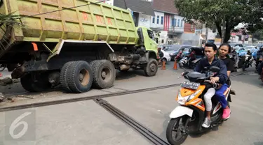 Sebuah truk bermuatan pasir menabrak lampu merah di Jalan Pejompongan, Jakarta, Minggu (14/6/2015) dini hari. Meski tidak menimbulkan korban jiwa, kecelakaan yang dipicu rem blong tersebut menyebabkan kemacetan. (Liputan6.com/Helmi Afandi)