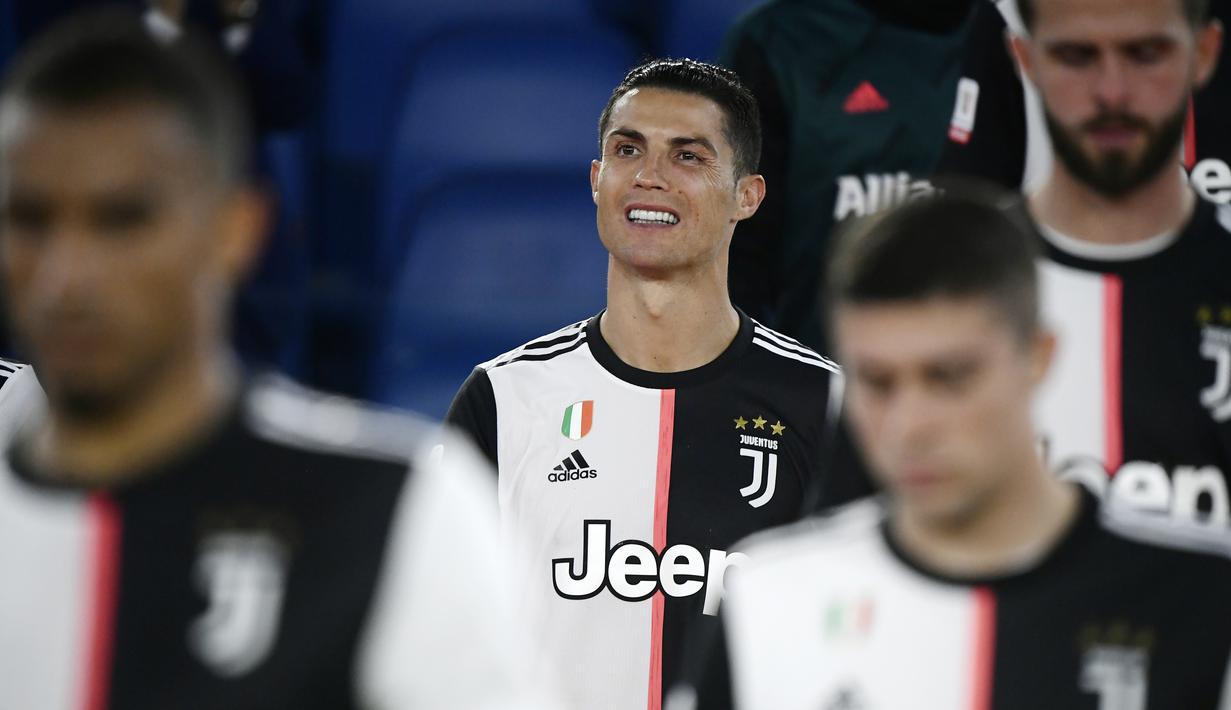 Striker Juventus, Cristiano Ronaldo, tampak kecewa usai ditaklukkan Napoli pada laga final Coppa Italia di Stadion Olympic, Roma, Rabu (17/6/2020). Cristiano Ronaldo kembali gagal membawa Juventus meraih juara usai kalah adu penalti dari Napoli. (AFP/Filippo Monteforte)