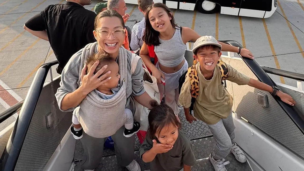 Potret Jennifer Bachdim bersama 4 anaknya liburan ke London (Sumber: Instagram/@jenniferbachdim)
