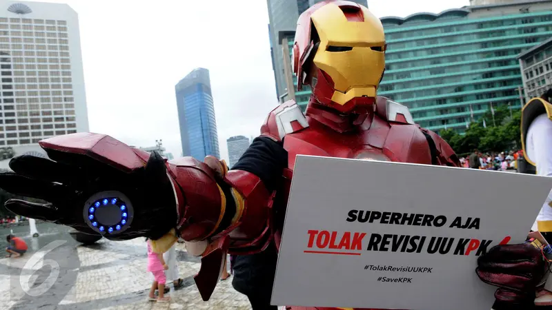 Puluhan Superhero Tolak Revisi UU KPK di Jakarta