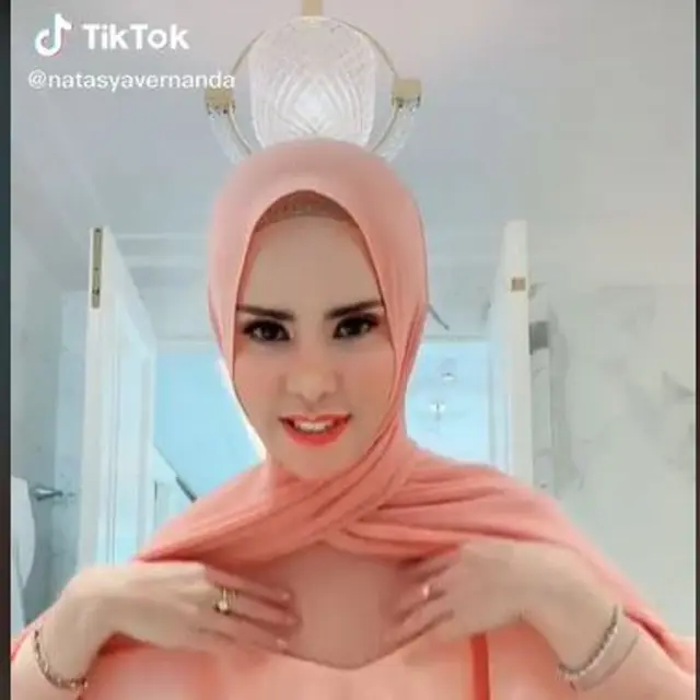 Pakaian Unik Wanita Berhijab Bikin Warganet Salah Paham