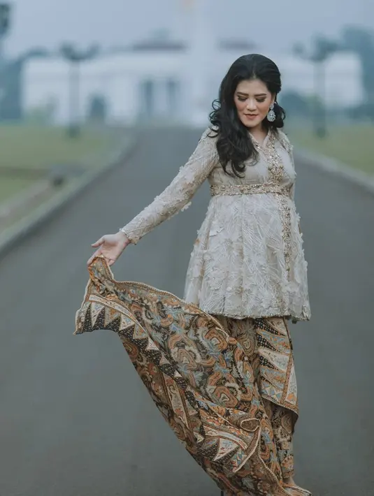 Kahiyang Ayu tampil anggun dengan mengenakan kebaya yang dipadu dengan batik. Rambutnya yang dibiarkan terurai membuat Kahiyang terlihat semakin cantik. (Foto: instagram.com/satuhatiphoto)