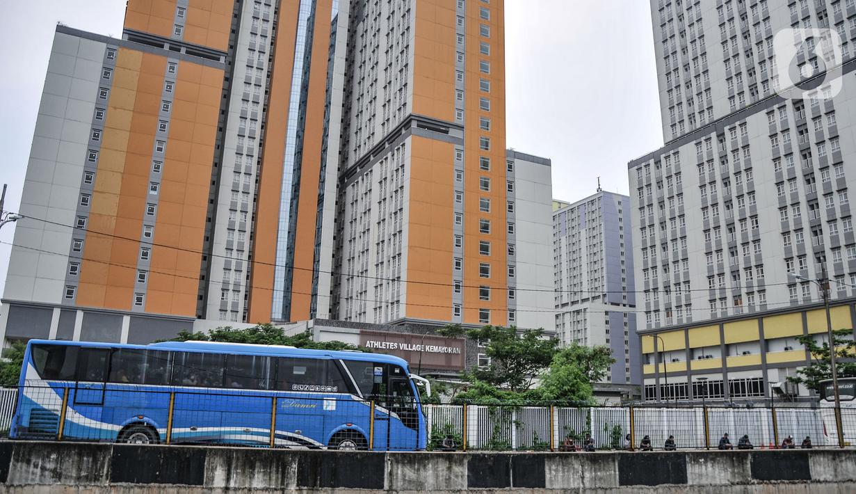 Bus yang mengangkut TKI dari luar negeri mengantre masuk untuk menjalani karantina di RSDC Wisma Atlet Kemayoran, Jakarta, Kamis (16/12/2021). Menkes Budi Gunadi Sadikin mengumumkan temuan kasus varian Omicron dari pekerja kebersihan di RSDC Wisma Atlet Kemayoran. (merdeka.com/Iqbal S. Nugroho)