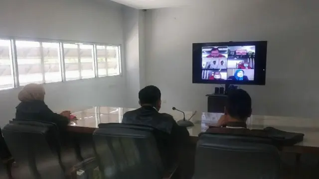 Jaksa di Kejari Pekanbaru menggelar sidang online dengan majelis hakim dan terdakwa.