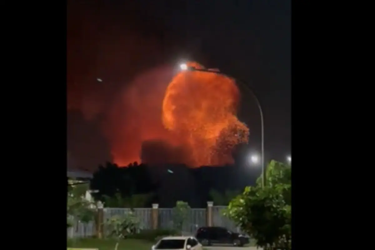 Gudang peluru di Bekasi meledak. Credit: platform X/@johatshu
