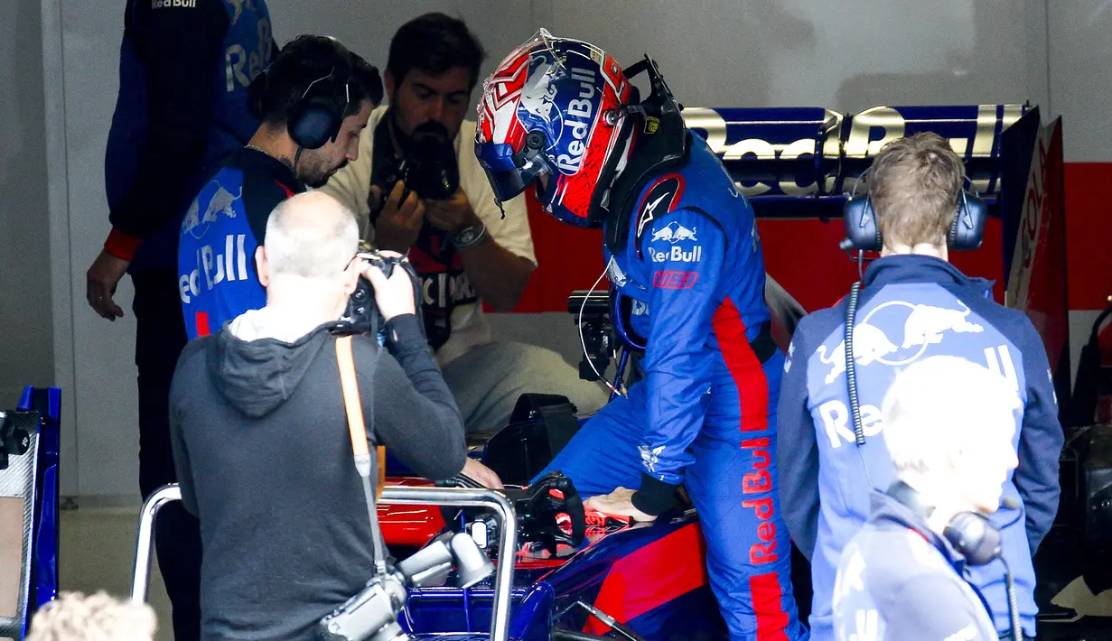 Pembalap MotoGP asal Spanyol Marc Marquez bersiap menaiki mobil balap Formula 1 selama uji coba di Spielberg, Austria (5/6). Mobil Formula 1 yang dibawa Marquez merupakan milik tim Scuderia Toro Rosso. (AFP Photo/Apa/Erwin Scheriau)