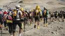 Para peserta melanjutkan perjalanan saat mengikuti lomba marathon sejauh 250 kilometer di Gurun Ica, Kamis (30/11/2017). Marathon yang terbagi dalam enam tahapan ini diprediksi akan berakhir pada 4 Desember. (AFP/Jean-Philippe Ksiazek)