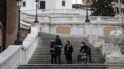 Polisi memeriksa pernyataan diri (self declaration) para pejalan kaki di Roma, Italia, 24 Desember 2020. (Xinhua/Cheng Tingting)