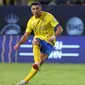 Pemain Al-Nassr, Cristiano Ronaldo berusaha mencetak gol dari situasi tendangan bebas ke gawang Damac pada laga lanjutan Liga Arab Saudi di King Saud University Stadium, Riyadh, Arab Saudi, 21 Oktober 2023. (AFP/Fayez Nureldine)