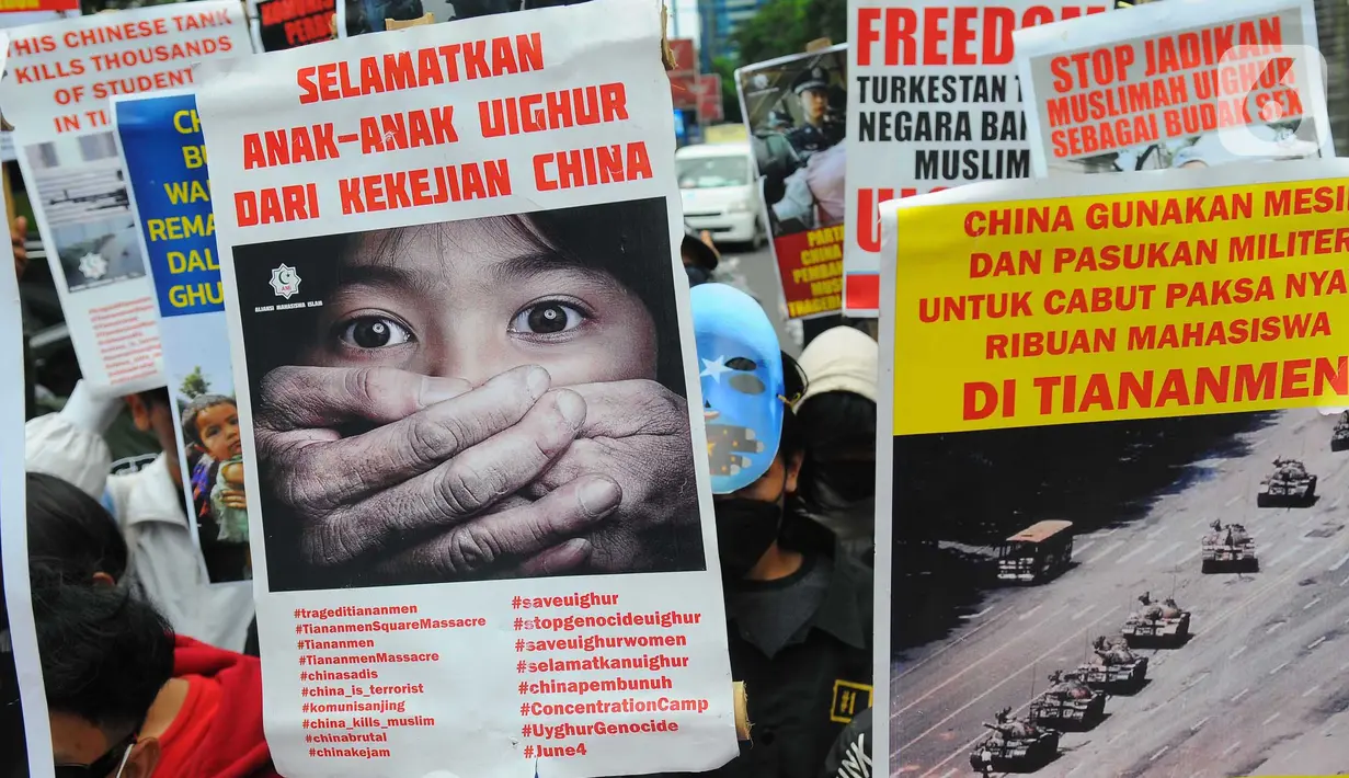 Poster-poster tuntutan dibentangkan saat massa yang tergabung dalam Aliansi Mahasiswa Islam (AMI) melakukan aksi unjuk rasa di depan Kedutaan Besar (kedubes) China, Kuningan, Jakarta Selatan, Jumat (3/2/2023). Dalam aksinya mereka juga meminta pemerintah China untuk menghentikan kekerasan terhadap umat muslim di China khususnya di Uighur serta masyarakat Tibet, Mongolia, Hongkong dan Taiwan. (merdeka.com/Imam Buhori)