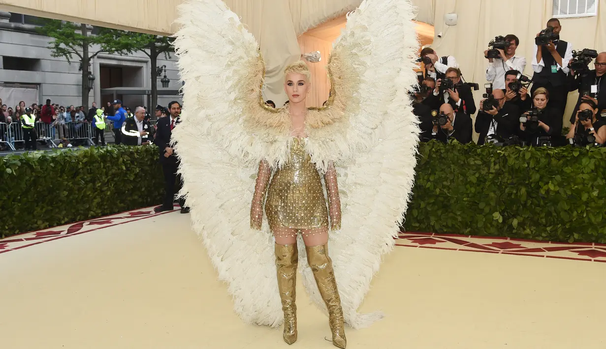 Pelantun lagu The One That Got Away ini pun tak lupa memasang wajah fiercenya. (JAMIE MCCARTHY / GETTY IMAGES NORTH AMERICA / AFP)