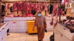 Pembeli melewati deretan daging sapi di Pasar Senen, Jakarta, Selasa (26/4/2022). Harga sejumlah bahan pangan di Jakarta terpantau mengalami kenaikan jelang Lebaran, di antaranya daging sapi dan ayam. (Liputan6.com/Angga Yuniar)
