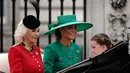 Pada perayaan ulang tahun ke-75 Raja Charles yang dikenal sebagai Trooping the Colour, Kate juga terlihat mengenakan gaun hijau zamrud.
