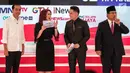 Pembawa acara Tommy Tjokro dan Anisha Dasuki bersama Capres Joko Widodo dan Prabowo Subianto usai debat kedua Pilpres 2019 di Hotel Sultan, Jakarta, Minggu (17/2). (Liputan6.com/Faizal Fanani)