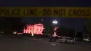 Petugas berjaga di depan Gedung Putih yang diterangi warna pink sebagai tanda kesadaran Kanker Payudara di Washington, DC (1/10). Tiap tahunnya di bulan Oktober, ditetapkan sebagai bulan kewaspadaan kanker payudara. (AFP Photo/Andrew Caballero Reynolds)