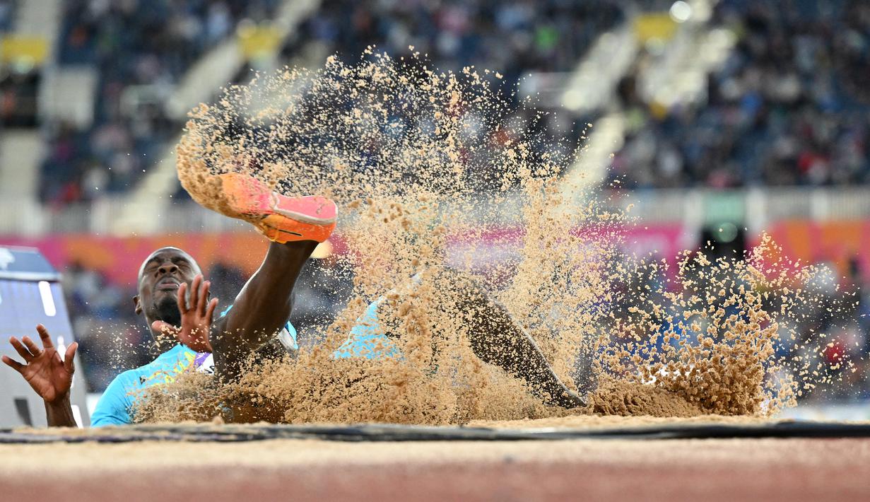 Atlet Bahama, Laquan Nairn bertanding dalam final lompat jauh cabang atletik putra pada hari ketujuh Commonwealth Games di Alexander Stadium, Birmingham, Inggris pada 4 Agustus 2022. (AFP/Glyn Kirk)