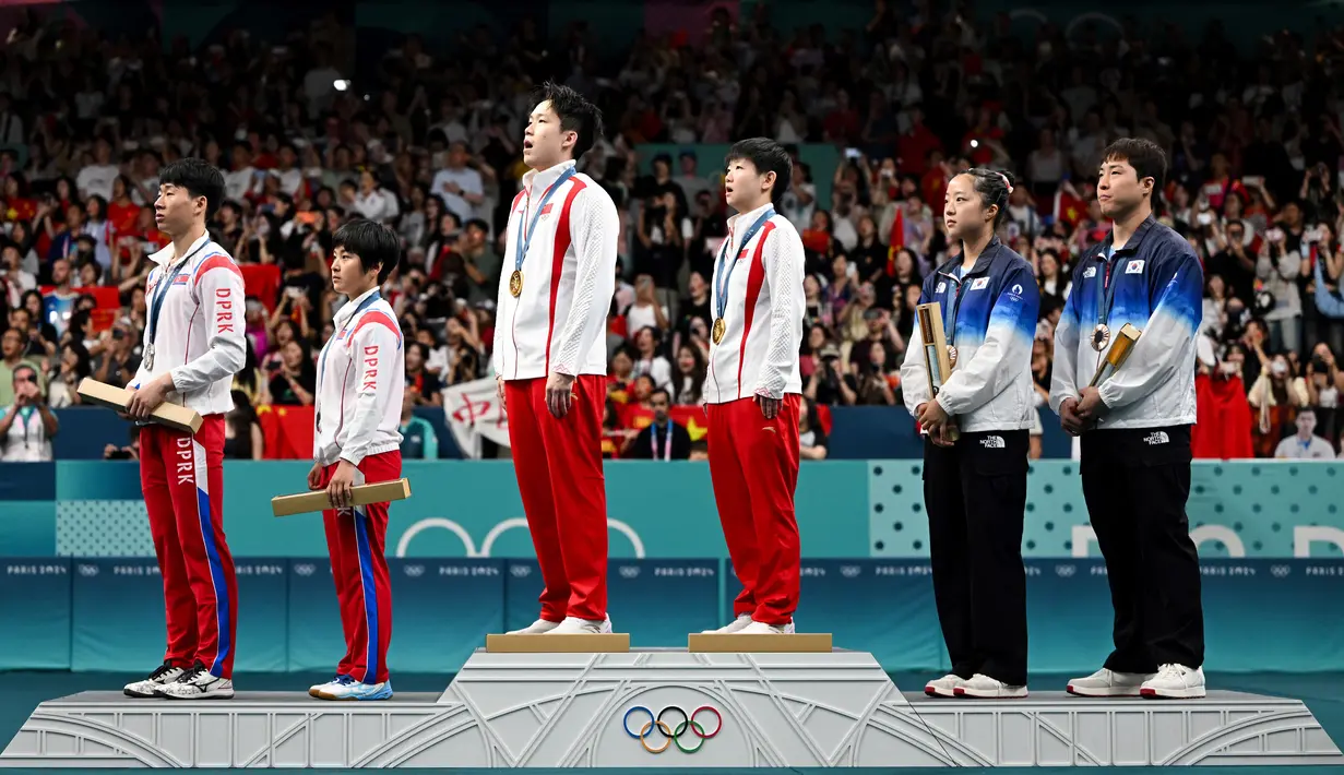 “Sebuah swafoto dengan bendera nasional kedua Korea dan ponsel Samsung,” kata harian JongAng Ilbo yang banyak dibaca orang, yang terbit di Korea Selatan. (JUNG Yeon-je / AFP)