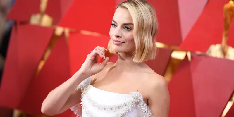 Kenakana Gaun Putih, Margot Robbie Tampil Menawan Saat Hadiri Academy Awards