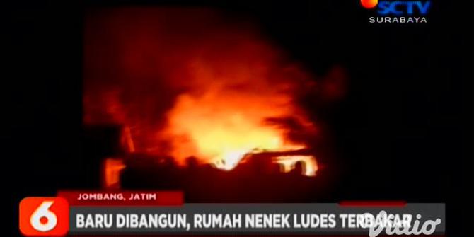 VIDEO: Baru Dibangun, Rumah Nenek Terbakar di Jombang Akibat Korsleting Listrik