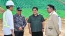 Turut mendampingi Presiden Jokowi dalam peninjauan tersebut yaitu Menteri Koordinator Bidang Kemaritiman dan Investasi Ad Interim Erick Thohir, Menteri Sekretaris Negara Pratikno, Menteri Pekerjaan Umum dan Perumahan Rakyat Basuki Hadimuljono, dan Kepala Otorita IKN Bambang Susantono. (Foto: Dok. Sekretariat Presiden)