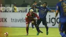 Striker Arema FC, Cristian Gonzales, terjatuh saat berebut bola dengan bek Persib Bandung, Tony Sucipto, pada laga Liga 1 di Stadion GBLA Bandung, Jawa Barat, Sabtu (15/4/2017). (Bola.com/M Iqbal Ichsan)