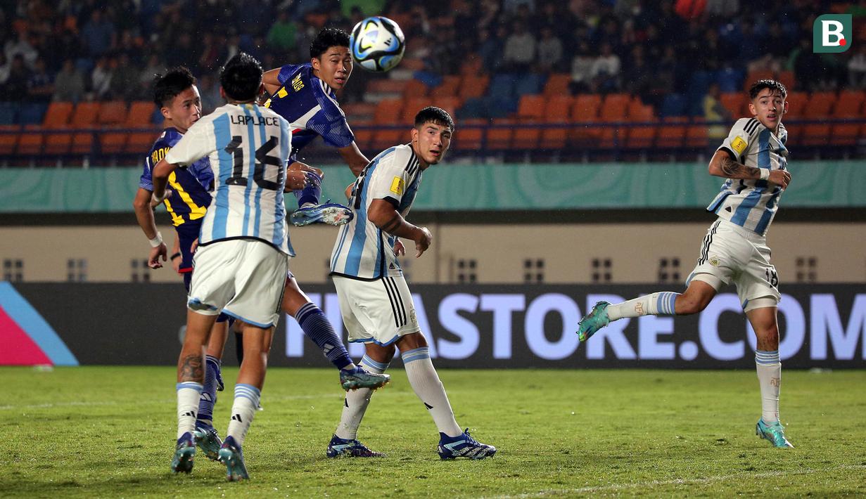 <p>Pemain Timnas Jepang U-17, Rento Takaoka (kiri) menyundul bola yang menghasilkan gol ke gawang Timnas Argentina U-17 pada laga kedua Grup D Piala Dunia U-17 2023 di Stadion Si Jalak Harupat, Kabupaten Bandung, Selasa (14/11/2023). (Bola.com/Ikhwan Yanuar)</p>