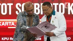 Ketua KPU Hasyim Asy'ari (kiri) bersama Kepala RSPAD Gatot Soebroto Letjen TNI Albertus Budi Sulistya saat serah terima berkas pemeriksaan kesehatan pasangan bakal calon presiden dan wakil presiden Pemilu 2024 di gedung KPU, Jakarta, Jumat (27/10/2023). (Liputan6.com/Herman Zakharia)