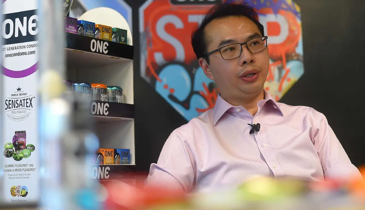 CEO Karex, Goh Miah Kiat memberi keterangan terkait kondom rasa nasi lemak di pabrik Karex Industries, Port Klang, Malaysia (20/9). (AFP Photo/Manan Vatsyayana)