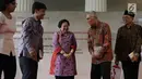 Presiden Indonesia ke-5 Megawati Soekarnoputri (tengah) usai memberikan buku kepada Wakil Presiden ke-6 Tri Sutrisno (kedua kanan) saat peluncuran buku tentang Soekarno di Jakarta, Kamis (30/11). (Liputan6.com/Angga Yuniar)