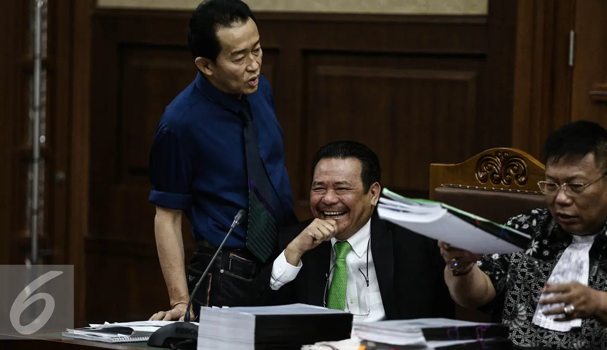 Darmawan Salihin, berbincang dengan pengacara Jessica Wongso, Otto Hasibuan sebelum persidangan di PN Jakarta Pusat, Rabu (13/7). Sidang beragendakan pemeriksaan saksi sahabat Mirna, Hanie Juwita Boon, 3 pegawai Kafe Olivier.(Liputan6.com/Faizal Fanani)