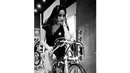 SPG cantik pun siap berpose melayani fotografer yang siap menjepretkan kameranya (Liputan6.com/Faisal R Syam)