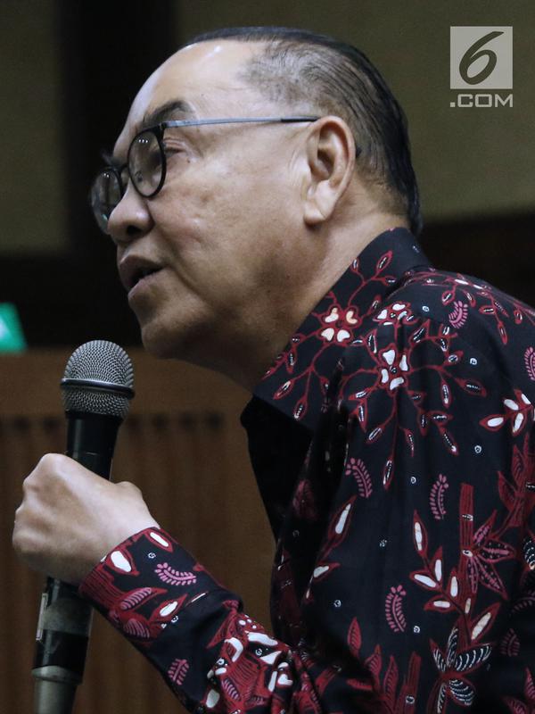 Pemegang saham Blackgold Natural Resources yang juga terdakwa suap pembangunan PLTU Riau-1, Johannes Budisutrisno Kotjo saat sidang di Pengadilan Tipikor, Jakarta, Kamis (15/11). Sidang mendengarketerangan terdakwa. (Liputan6.com/Helmi Fithriansyah)