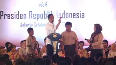 Presiden Joko Widodo (Jokowi) berdialog dengan siswa saat penyerahan Kartu Indonesia Pintar (KIP) di SLB Negeri Pembina, Jakarta, Rabu (6/3). Jokowi membagikan 3.300 KIP untuk pelajar di wilayah Jakarta Selatan. (Liputan6.com/Angga Yuniar)