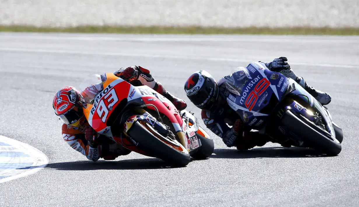 Pebalap Honda Marc Marquez bersaing ketat dengan pebalap Yamaha Jorge Lorenzo di  sirkuit Philip Island, Australia, Minggu (18/10/2015). (REUTERS/Brandon Malone)