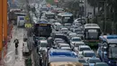 Kendaraan terjebak macet jelang jam berbuka puasa di Bundaran Hotel Indonesia, Jakarta, Senin (6/6). Menjelang waktu berbuka puasa hari pertama ini berbagai ruas jalan di Jakarta di penuhi kendaraan dan Kemacetan parah. (Liputan6.com/Johan Tallo)