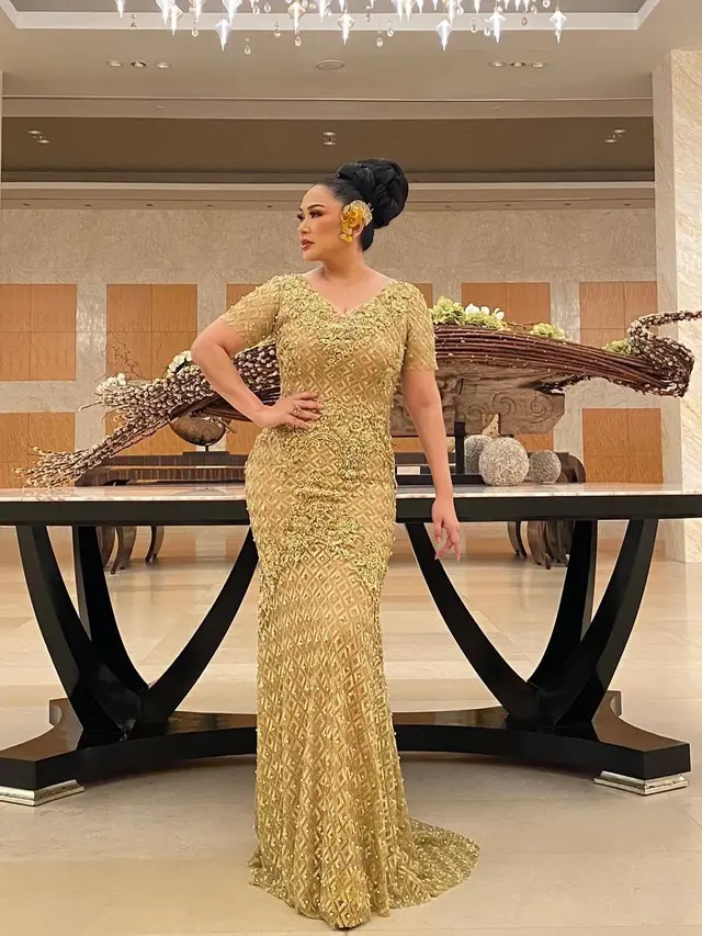 6 Outfit Kondangan Ala Titi DJ, Inspirasi Glamor dan Elegan di Usia 59 Tahun