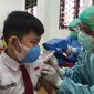 Vaksinasi anak di SDN Depok 1, Kecamatan Pancoran Mas, Kota Depok, Selasa (14/12/2021). (Liputan6.com/Dicky Agung Prihanto)