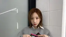 OOTD Taeyeon dengan konsep abu-abu ini bisa dijadikan inspirasi. Memadukan celana serta sweater abu-abu, pelantun INVU menambahkan kemeja berkerah sebagai detail. (Liputan6.com/IG/@taeyeon_ss)