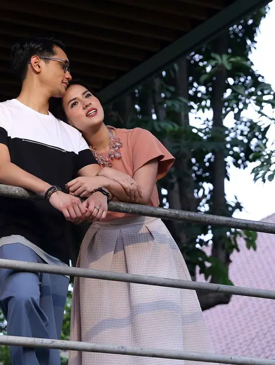 Meski ada bumbu-bumbu romantis, namun cerita dalam video klip lagu ini memang terinspirasi dari perjalanan keduanya. Menurut Raisa bahkan ada cerita nyata yang dimasukkan ke dalam alur cerita. (Nurwahyunan/Bintang.com)