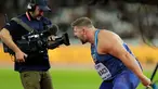 Joe Kovacs dari Amerika Serikat berteriak di depan sebuah kamera televisi saat Men's Shot Put final selama Kejuaraan Atletik Dunia di London, Inggris (6/8). (AP Photo / Tim Ireland)
