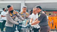 Pemusnahan barang bukti kasus narkoba jenis sabu di Polda Riau. (Liputan6.com/M Syukur)