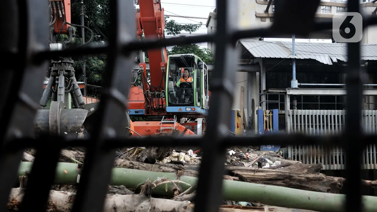 Sampah Menumpuk di Pintu Air Manggarai