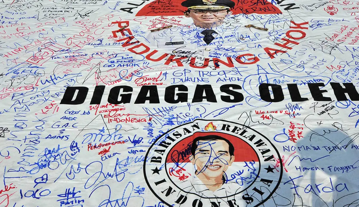 Sebuah spanduk besar penuh tanda tangan dari masyarakat sebagai bentuk dukungan Ahok sebagai Gubernur DKI Jakarta. Foto diambil pada 9 November 2014. (Liputan6.com/Miftahul Hayat)