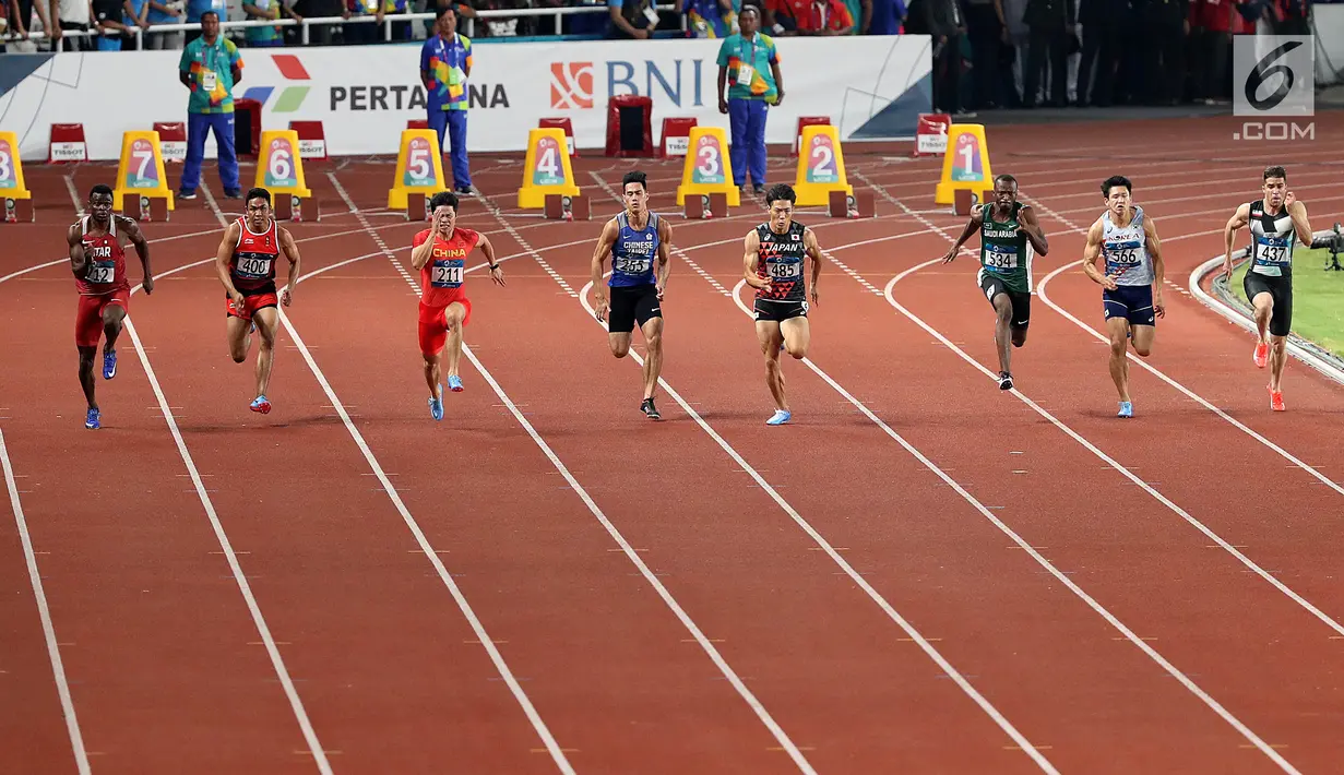 Sprinter Indonesia, Lalu Muhammad Zohri (kedua kiri) saat lari nomor 100 meter putra pada final atletik Asian Games 2018 di Stadion Utama GBK, Jakarta (26/8). Muhammad Zohri menempati urutan ketujuh di final. (Liputan6.com/Fery Pradolo)