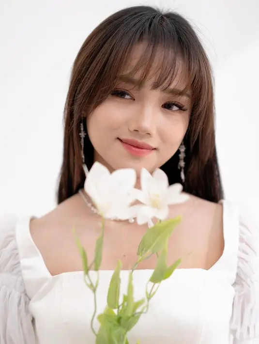 Fuji baru saja mengunggah potret dirinya tampil bak pengantin. Terlihat dari busana dan makeup yang ia kenakan. [@fuji_an]