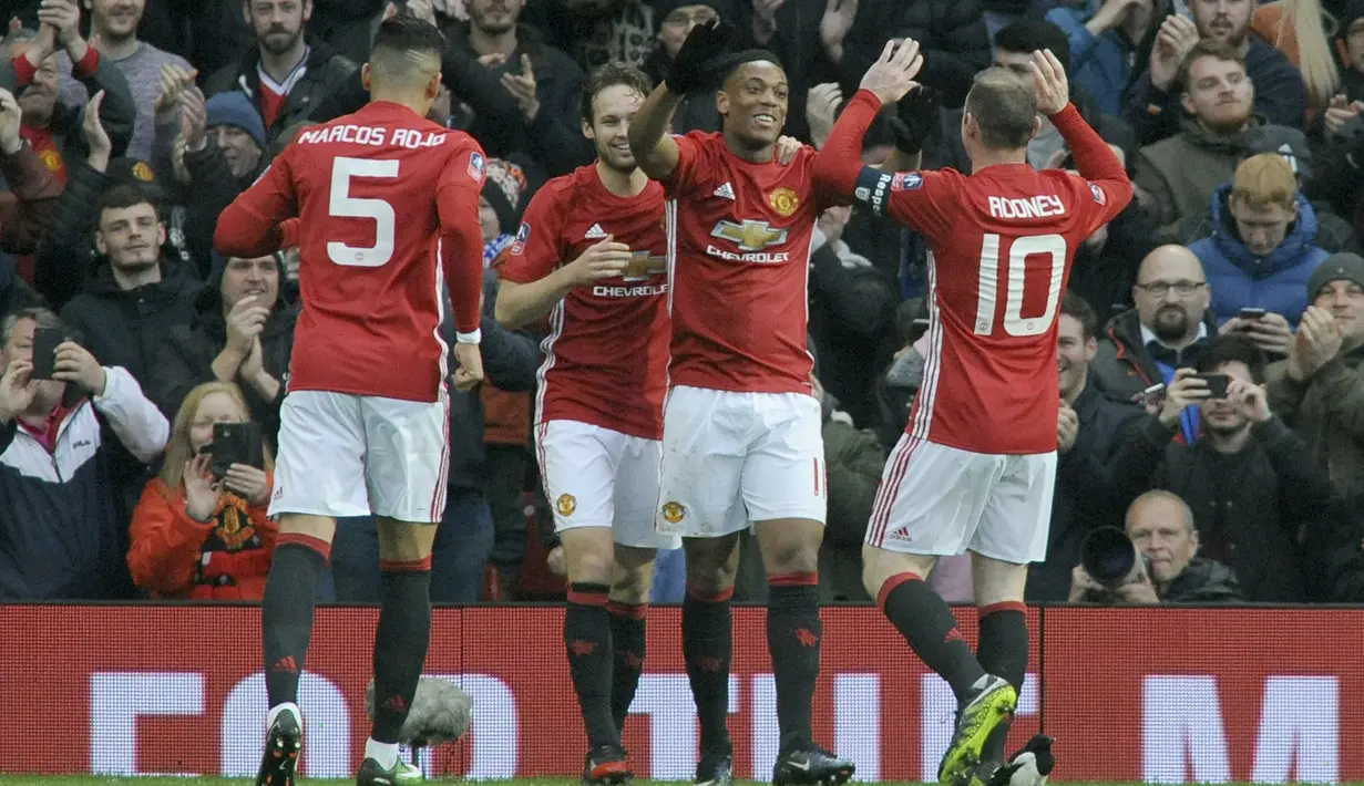 Pemain Manchester United, Anthony Martial (2kanan) merayakan gol bersama rekan-rekannya saat melawan Reading pada laga Piala FA di Old Trafford, (7/1/2017). Setan Merah menang 4-0. (AP/Rui Vieira)