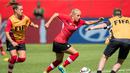 Adriana Leon (tengah) striker asal Kanada coba menembus barisan pertahanan lawan.  (AFP/Geoff Robins)