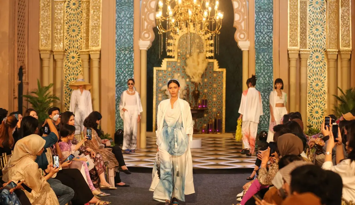 Terakhir ada Purana yang menampilkan koleksi raya minimalis.  [Foto: Adrian Utama P].